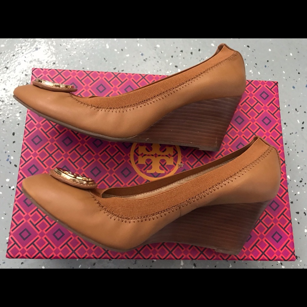 Tory burch tan logo wedge sz 7.5